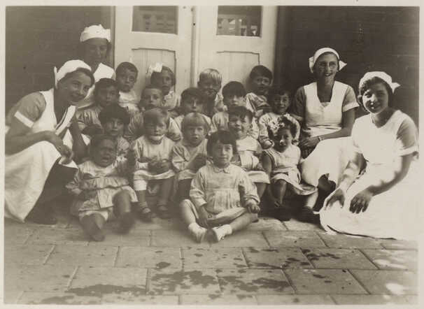 Group photo Crèche, Plantage Middenlaan, Amsterdam, 1934