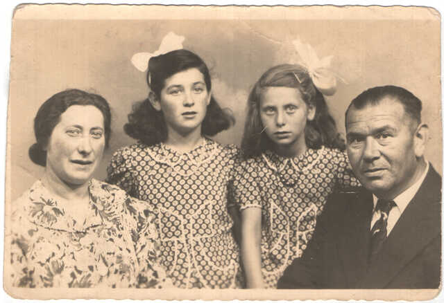 Betsie Amalia and Amalie Kosses with their parents Jeizel en Auguste Kosses-van der Zijl, in 1942