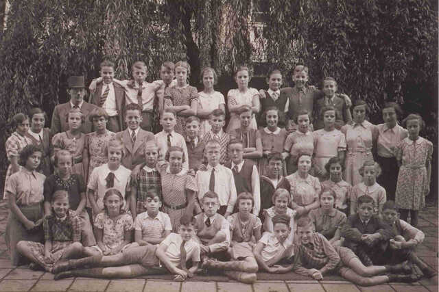 Klassenfoto van de Joost van den Vondelschool aan de Jekerstraat in Amsterdam
