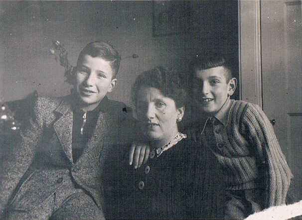 Barend Jozeph (left) and Jozeph with their mother Sara Hirsekorn-Elburg
