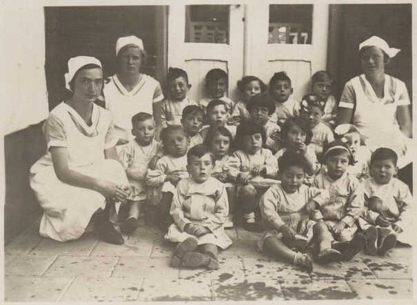 Group photo of the Creche at the Plantage Middenlaan in Amsterdam, 1934
