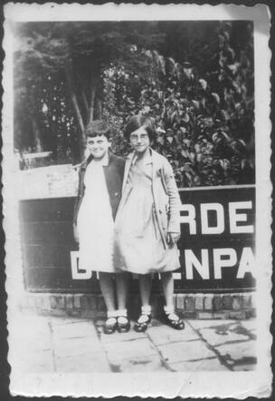 Betje Marchien (Betsy) Kropveld (left) in 1932