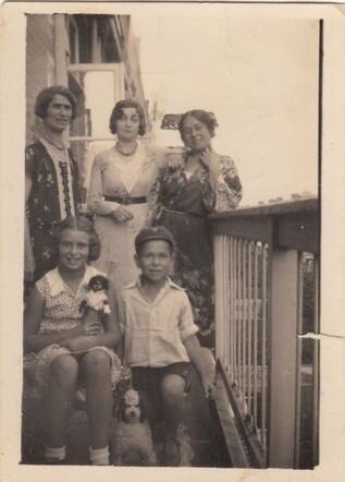 Lea Barsam-Fischer met haar kinderen en enkele familieleden, 31 augustus 1932