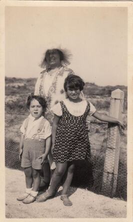 Lea Barsam-Fischer met haar twee kinderen, augustus 1929