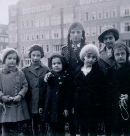 Susanna (Sanne) Ledermann (geheel links) met buurtkinderen