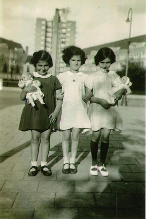 Susanna (Sanne) Ledermann (middle) with Anne Frank and Eva Goldberg