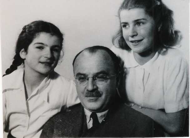 Susanna (Sanne) Ledermann met haar vader Franz Anton Ledermann en haar zus Barbara (die de oorlog overleefde)