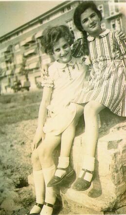 Susanna (Sanne) Ledermann (right) with her friend Josefientje