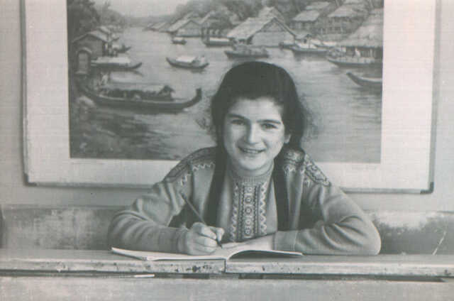 Susanna (Sanne) Ledermann at school, june 1942