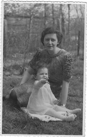 Belia de Leeuw met haar moeder Malka de Leeuw-Schupper (en)