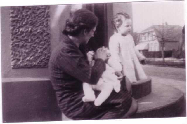 Henderika (Rika) and Meijer Leman with their mother Annette Henriët Leman-Kroonenberg