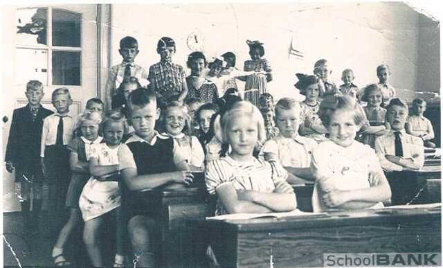 Klassenfoto tweede klas Marnixschool Zwolle, schooljaar 1939-1940. Lena Helga Cohen, bovenste rij, tweede van rechts. Bron: www.joodszwolle.nl, www.schoolbank.nl