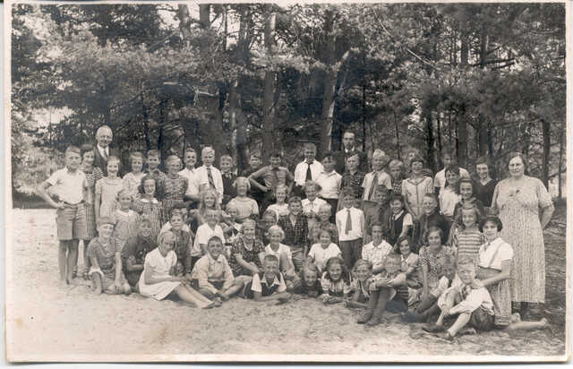 Betty Clara Levie (rechts, met wit shirtje, voor de juf), tijdens een schoolreisje in 1938