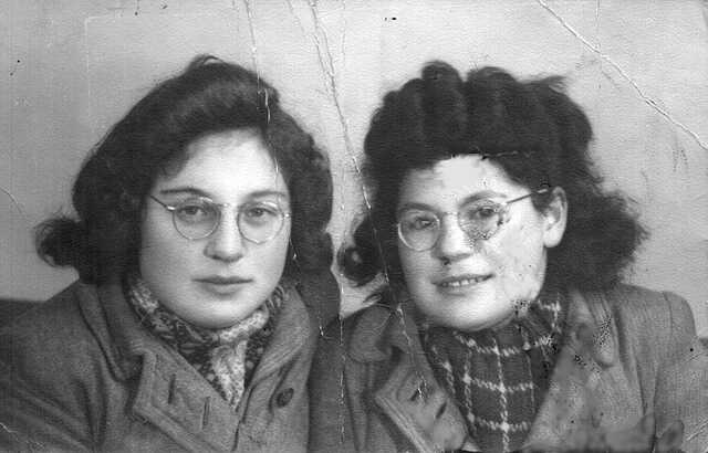 Grietje (02-08-1927) left and Grietje (06-11-1926) Levie right