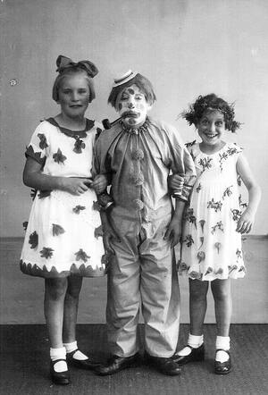 VLNR.: Mientien Jansen, Benjamin Levi en Gretha Levie in feestkleding t.g.v. het huwelijk van Juliana en Bernhard in 1937.