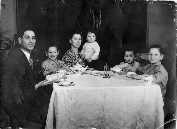 from left to right: the children Marc, Bernard, Joseph and Samson with their parents Salomon Lierens en Bertha Lierens-Anholt