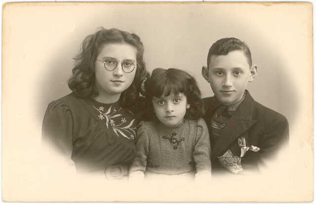 Mozes (Morie) and Berthie de Liever with their sister Cilia de Liever