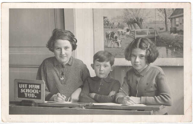 From left to right: Anna (Annie) Lobe, Bernardus Daniel Lobe and Louise (Wiesje) Lobe. School photo, december 1937