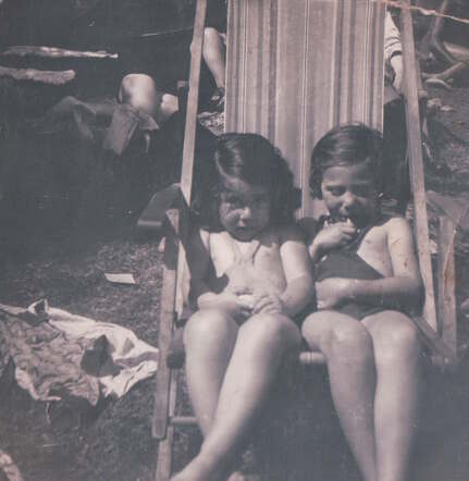 Rosine Marianne (Rosientje) van Loggem (left)