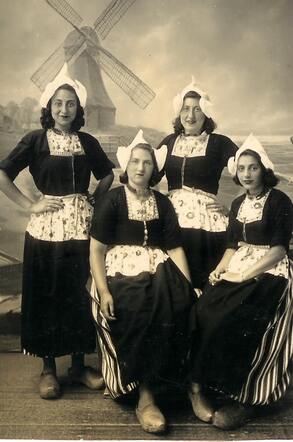 Frieda van Loon (front, left). At the back, right Hanna Frank. The 2 other girls survived the war