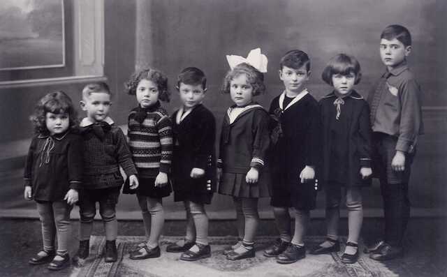 Emanuël (Manie) Magnus (4th from the left) with his cousins in 1929