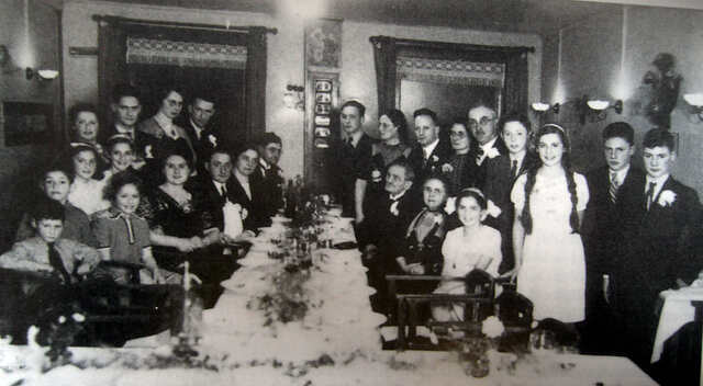 Gertrude Henriëtte (Trudie) de Marcas (2e van links; zittend in stoel), in het Nijmeegse pension Hiegentlich op het 50-jarig huwelijksfeest van haar grootouders, oktober 1939 (en)