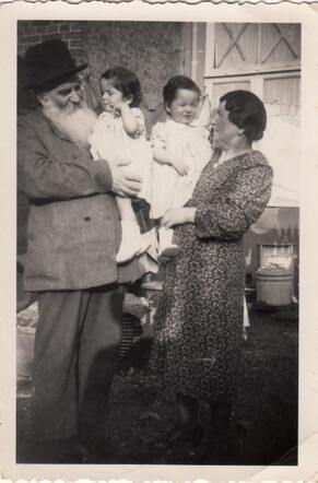 Marek Lejzoz en Helena Rädler-Berglas met hun kleindochters Perl en Mindel Berglas, circa 1940