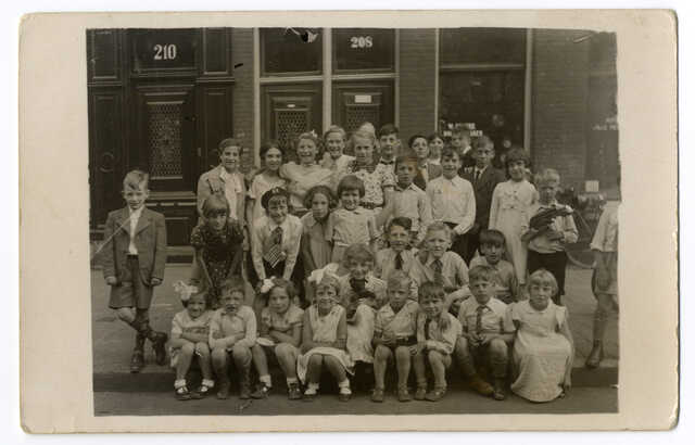 2nd row from the top, 3rd from the left Henriette Polak, 3rd row from the top, 3rd from the left Marianne Polak and on the 1rst row, 3rd from the left Duifje Polak.