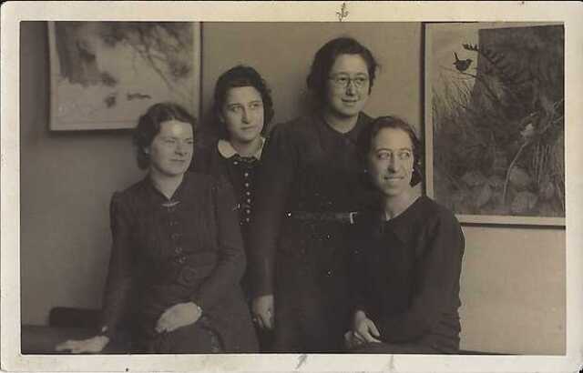 Marie Hakker (geheel rechts) en Hetty?