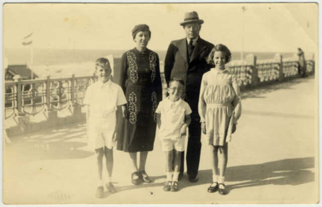 Max Joshua met zijn vrouw en kinderen in Scheveningen, 1940