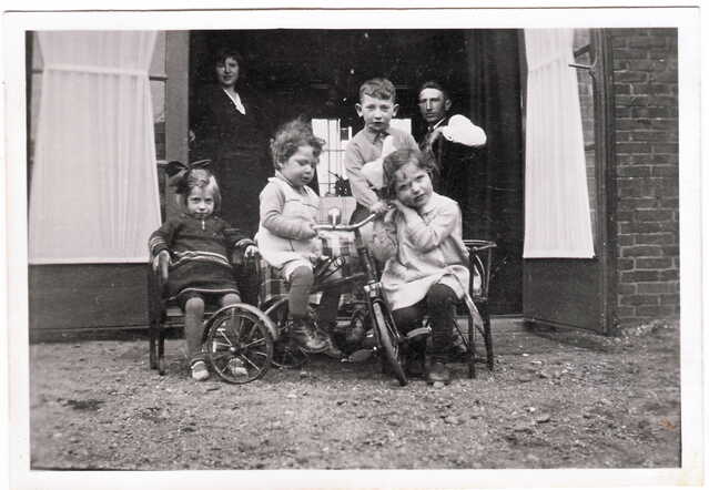 Salomon Abraham (Sallo) Menco (2nd on the left)