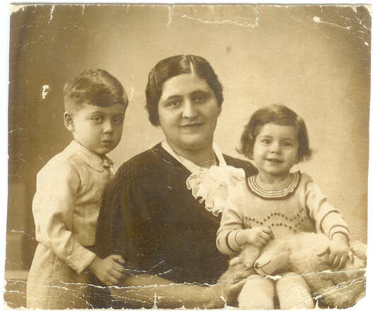 Jozephus (Jopie) and Rosalina (Roosje) Meijer with their mother  Sara Meijer-van Weren