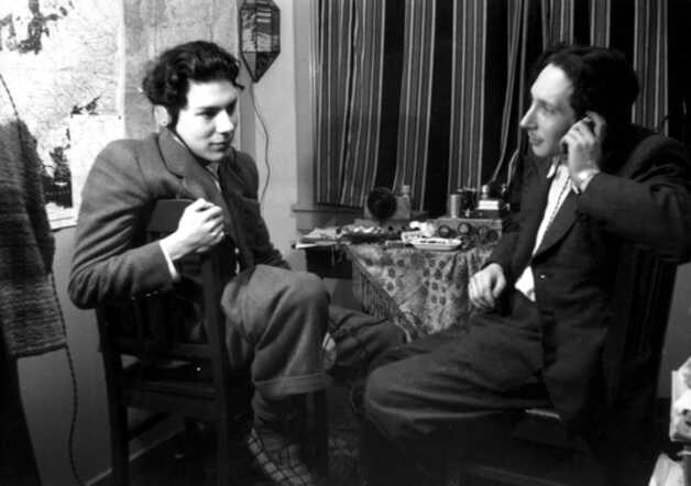 Mickey van Coevorden (rechts) met zijn neef op hun onderduikadres in Haarlem, 1944