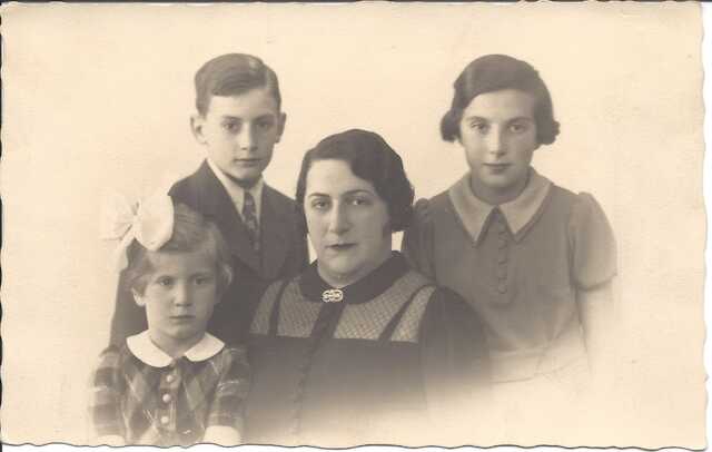 Mietje Bobbe -de Koning en kinderen Clara, Barend en Debora