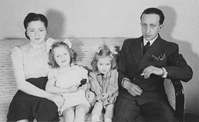 Liane en Eva (left) Minzer with their father Simche Minzer and their mother (who survived the war