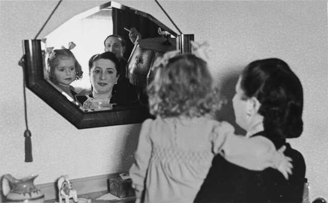 Liane Minzer with her mother (who survived the war) and in the background her father Simche Minzer