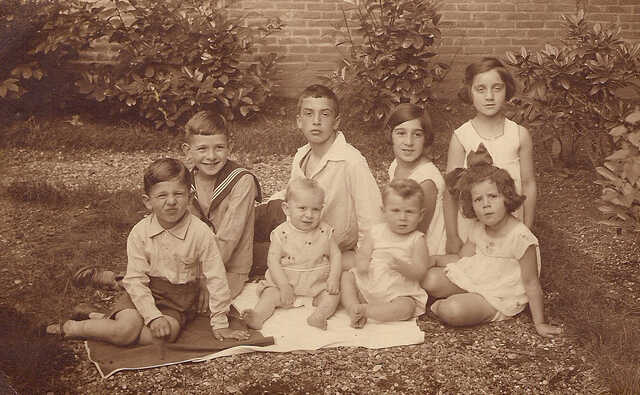 Sara Antoinette (Sonja) (on the right in front) and Bernard (Bertie) Mogendorff (next to Sonja). The other children in the picture all survived the war.