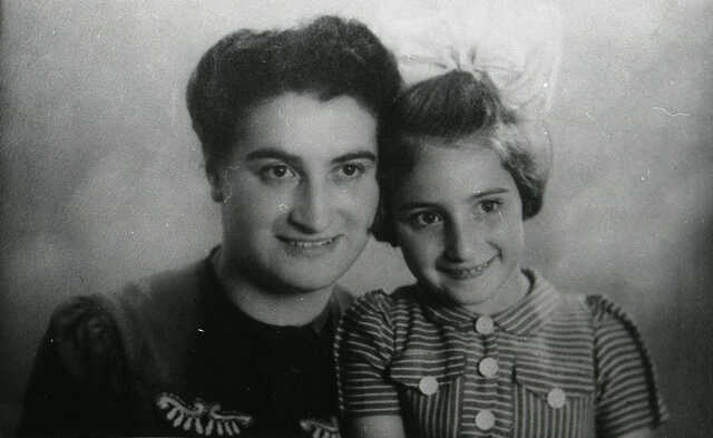 Elise (Liesje) Mol with her mother Rosa Netta Mol-Cohen