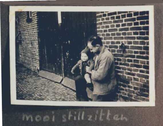 Max met de kleine Annie ter Haar in Hasselo - 1940