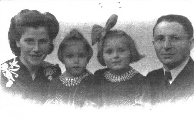 Sara Rachela (Sally) Morowicz (right) and Esther (Esty) Morowicz with their parents Israël Chil and Dijna Morowicz-Grojs in 1942