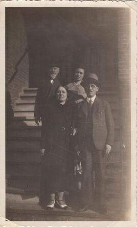 Moses Barsam met zijn vrouw Lea Barsam-Fischer, zijn dochter en zijn schoonvader, juni 1936