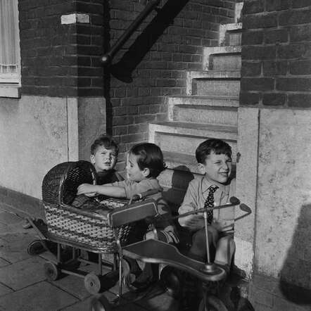 Molenbeekstraat: Bram met Ines en Wim Koperberg