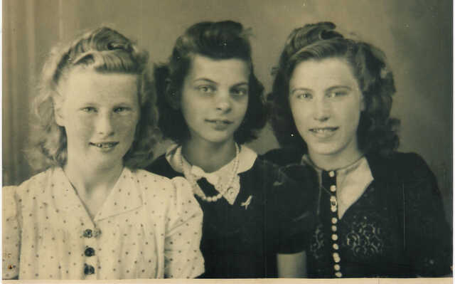 Rosa Mathilde Elisabeth Noach (middle) with friends