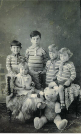 Rosa Mathilde Elisabeth Noach (middle)  with her brothers