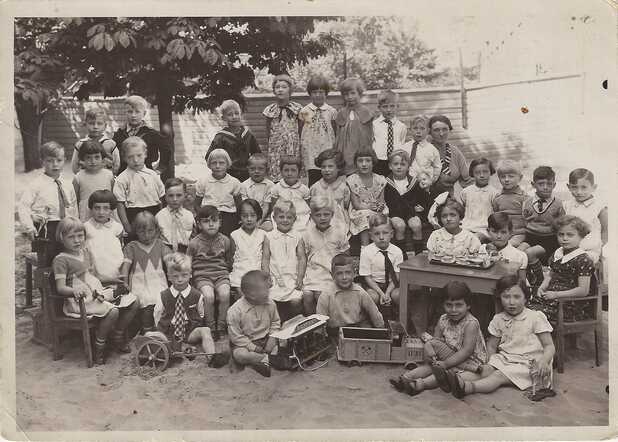 School photo with Rebecca Nordheim (bottom row, 2nd on the right)