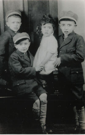 Regina Ohringer with her brothers. One of the boys is Isaäk Ohringer