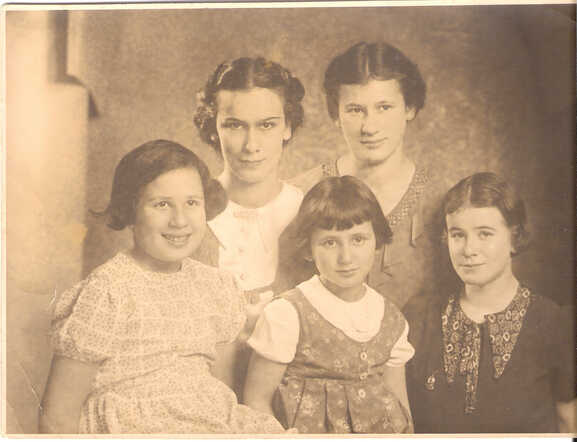 Edith Rebecca (in front, left) and Rosa (Rootje) Pachter (middle, in front)with their older sisters Betsij and Lena and one sister who survived the war