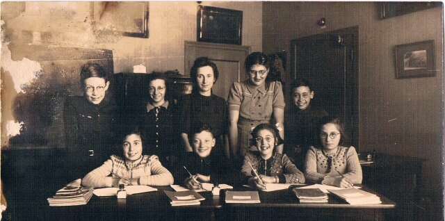 School photo of the Jewish school in Enkhuizen, 1941