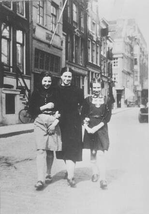 Ingrid Sophie and Ruth Esther Pagener with their mother Anna Pagener-de Levie