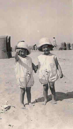 Anna (Ankie) en Rosa (Rootje) Parser in Crailoo, 1932